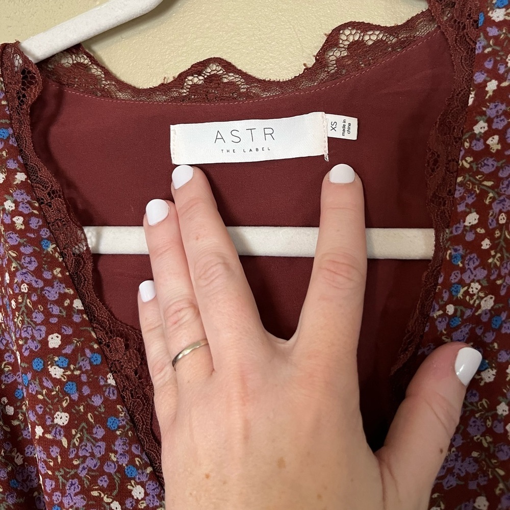 ASTR The Label Zanna Floral Lace Trim Top NWT - Picture 3 of 8